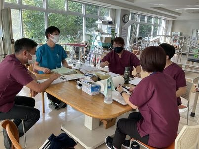 介護老人保健施設ケアハイツやすらぎ（作業療法士の求人）の写真3枚目：リハスタッフの打ち合わせ風景