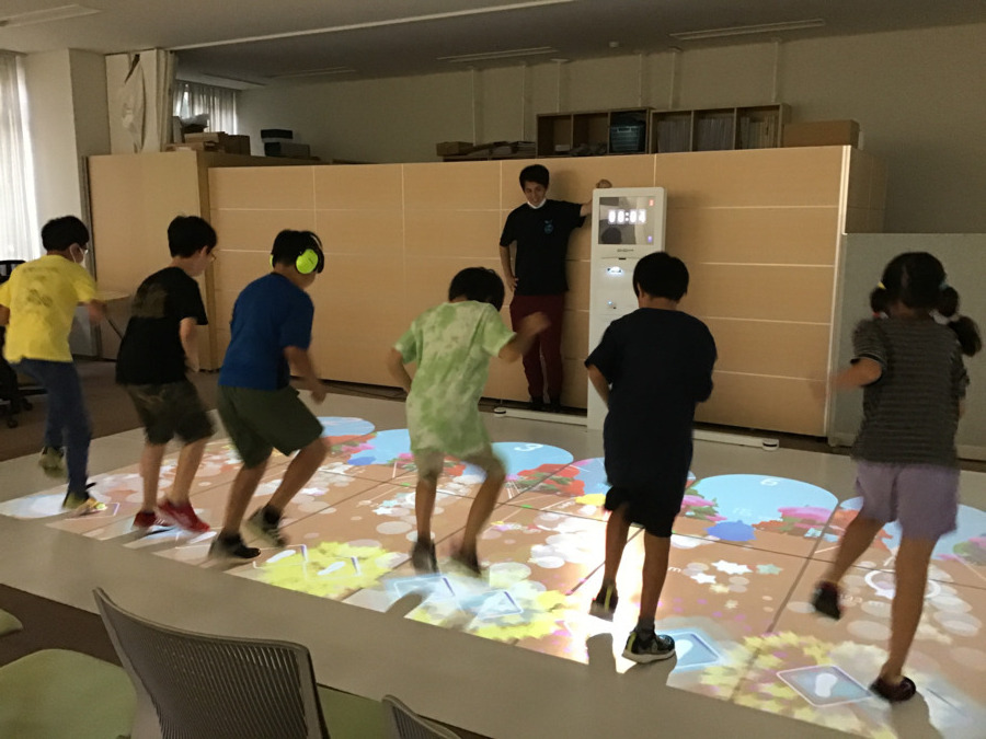 通所支援ベルテール八王子南大沢園の写真5枚目：非接触式AR室内トレーニングマシン