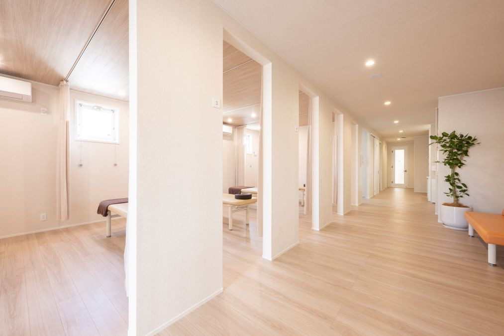 メディカルフィットネスTAO【2025年03月10日オープン】（鍼灸師の求人）の写真5枚目：明るく清潔感のある落ちついた雰囲気の室内です。