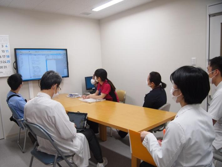 宗像水光会総合病院（薬剤師の求人）の写真7枚目：宗像水光会総合病院　　週1回NSTカンファレンスの様子