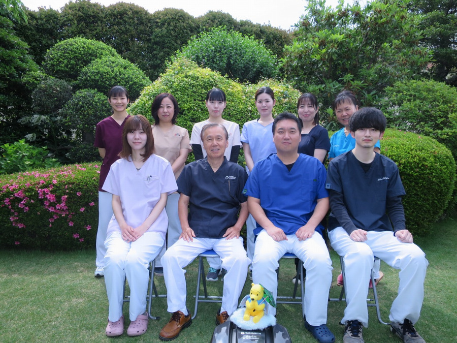 医療法人明和会　中島歯科医院（歯科衛生士の求人）の写真3枚目：診療室前庭での集合写真