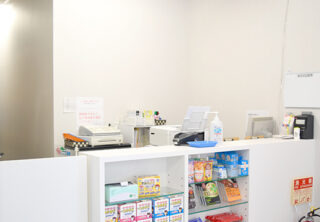 イカリドラッグ・イカリ調剤薬局（薬剤師の求人）の写真2枚目：イカリドラッグ・イカリ調剤薬局の受付