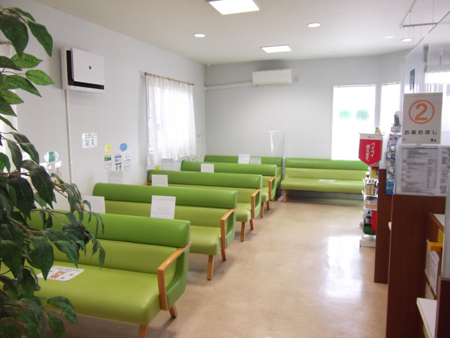 みどり調剤薬局（薬剤師の求人）の写真5枚目：みどり調剤薬局の待合室 (2)