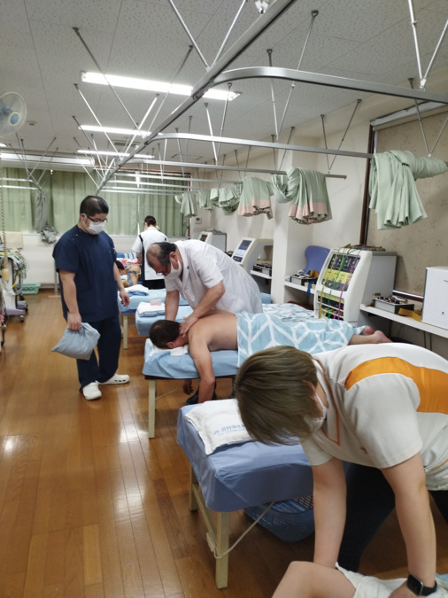 松岡整骨院（柔道整復師の求人）の写真4枚目：治療中です