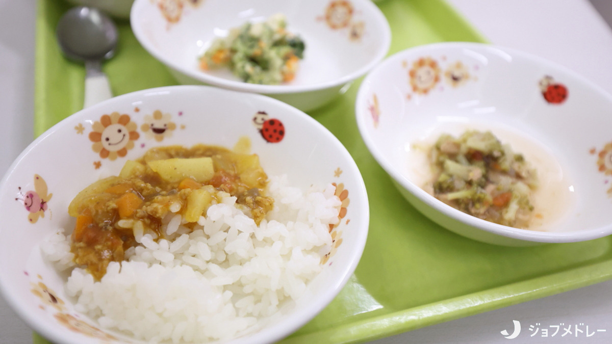東三国サンフレンズ保育園（保育士の求人）の写真21枚目：栄養バランスの整った食事を提供しています