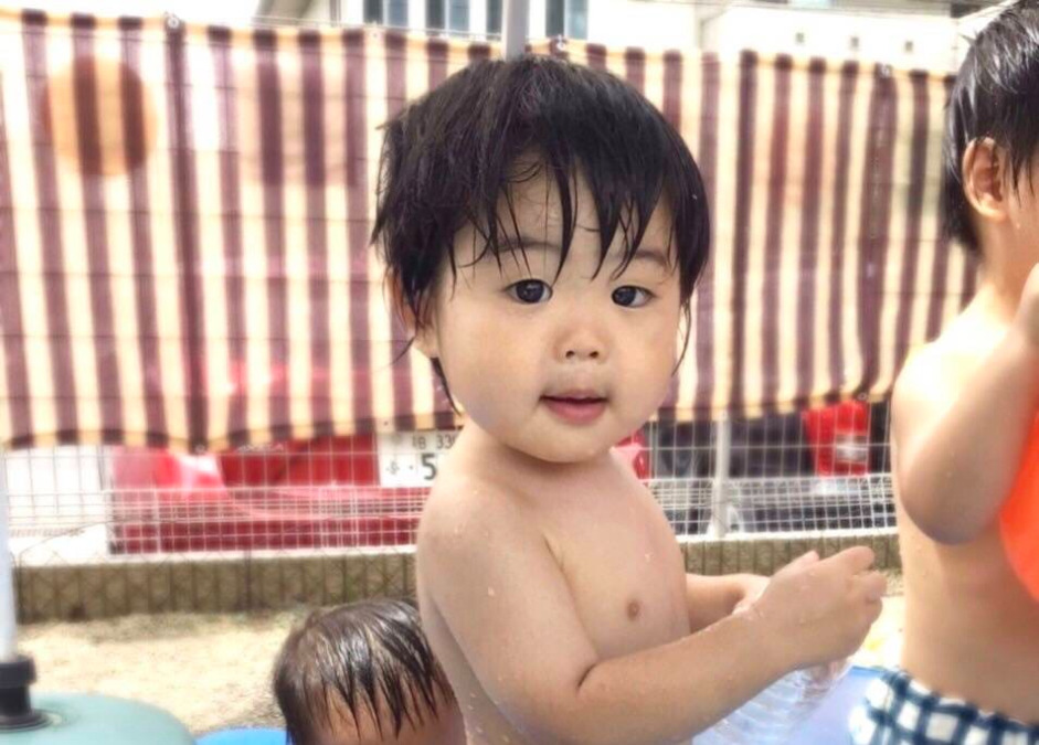みくに保育所（保育士の求人）の写真5枚目：　　　　夏は園庭で水遊び♪