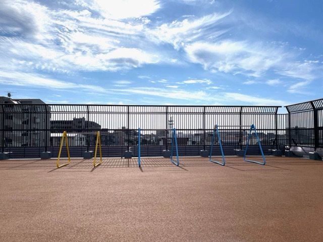 キッズ☆ガーデン奏の杜園（保育士の求人）の写真5枚目：屋上にて