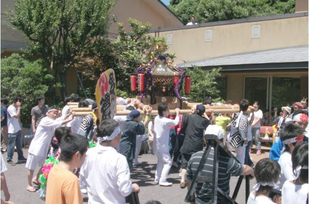 障害者支援施設 航（生活支援員の求人）の写真4枚目：地域のお祭りに参加♪