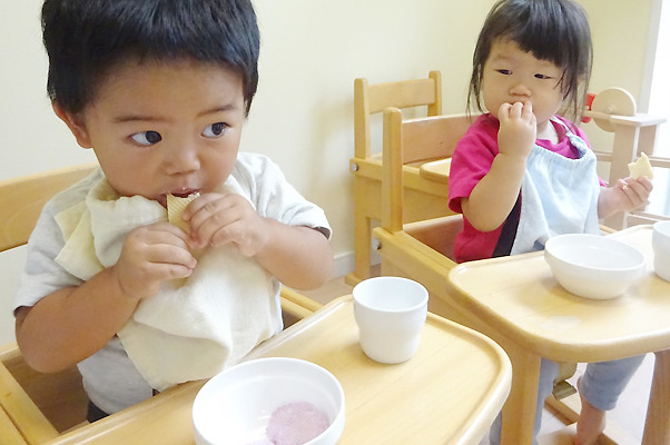 ちいさなおうちえんはなのオリーブ(保育士の求人)の写真4枚目:オリーブ:おやつの時間