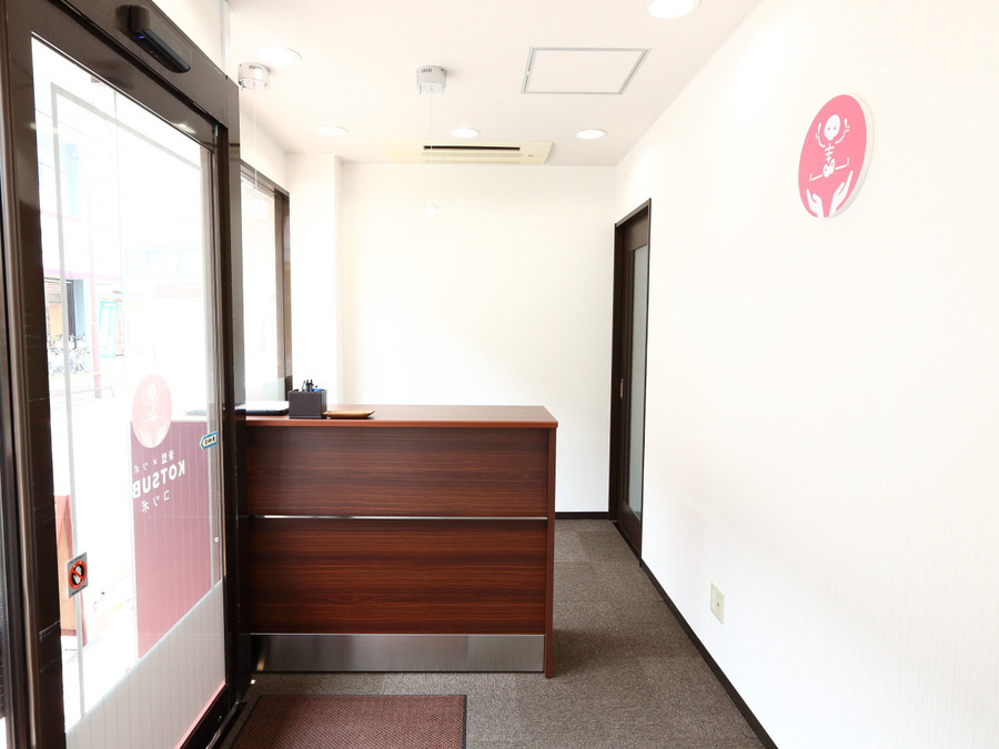骨盤 × ツボ　コツボ整体院　市川行徳店（柔道整復師の求人）の写真21枚目：受付スペースもキレイ♪