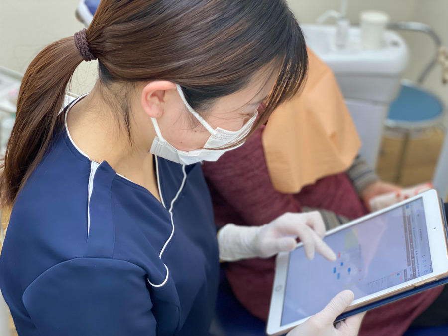 スマイルステーション　イオン入間歯科（歯科衛生士の求人）の写真9枚目：iPadでチェアサイドで次回予約を取ります。