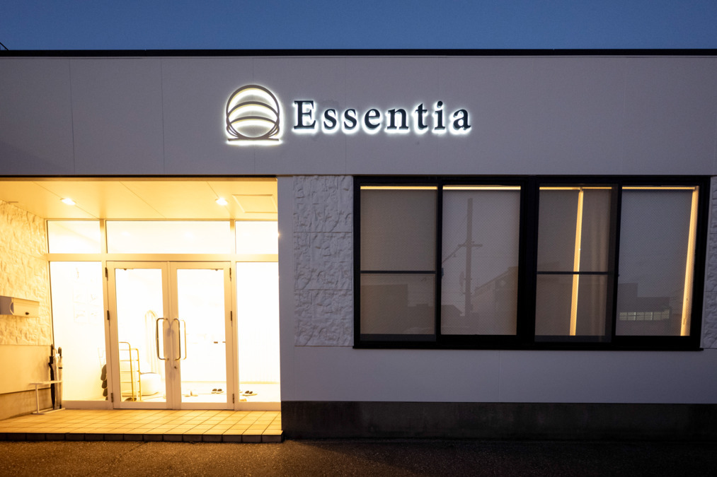 美容整体 Essentia KANAZAWA【2025年06月オープン】の写真9枚目：温かな光が迎えるEssentiaの夜の外観