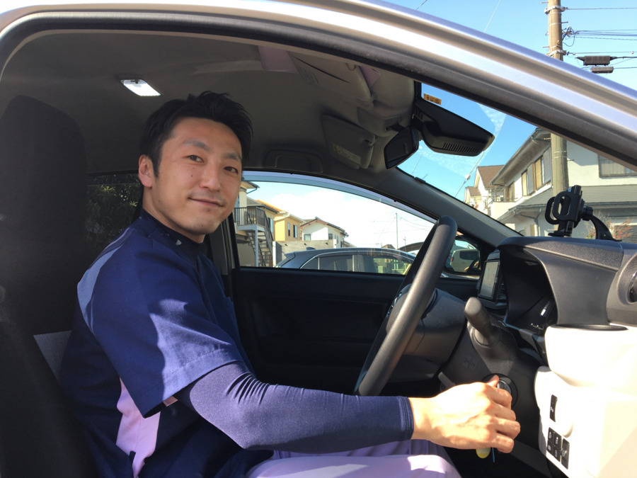 コウジー訪問看護ステーション習志野（看護師/准看護師の求人）の写真2枚目：訪問に行ってきます！合間には外でランチも出来ちゃう！