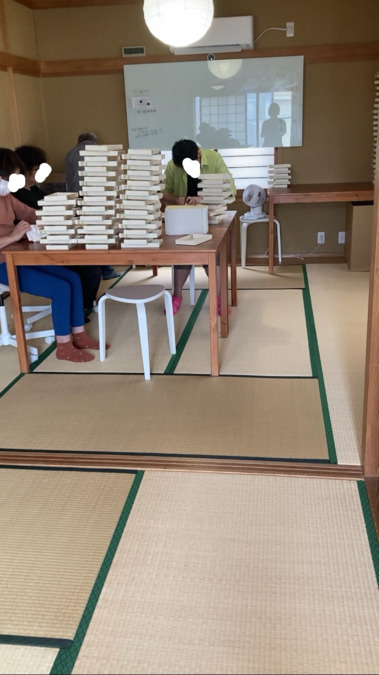 就労継続支援B型　しあわせのみみ（生活支援員の求人）の写真：箱折り作業をなかまとしています。