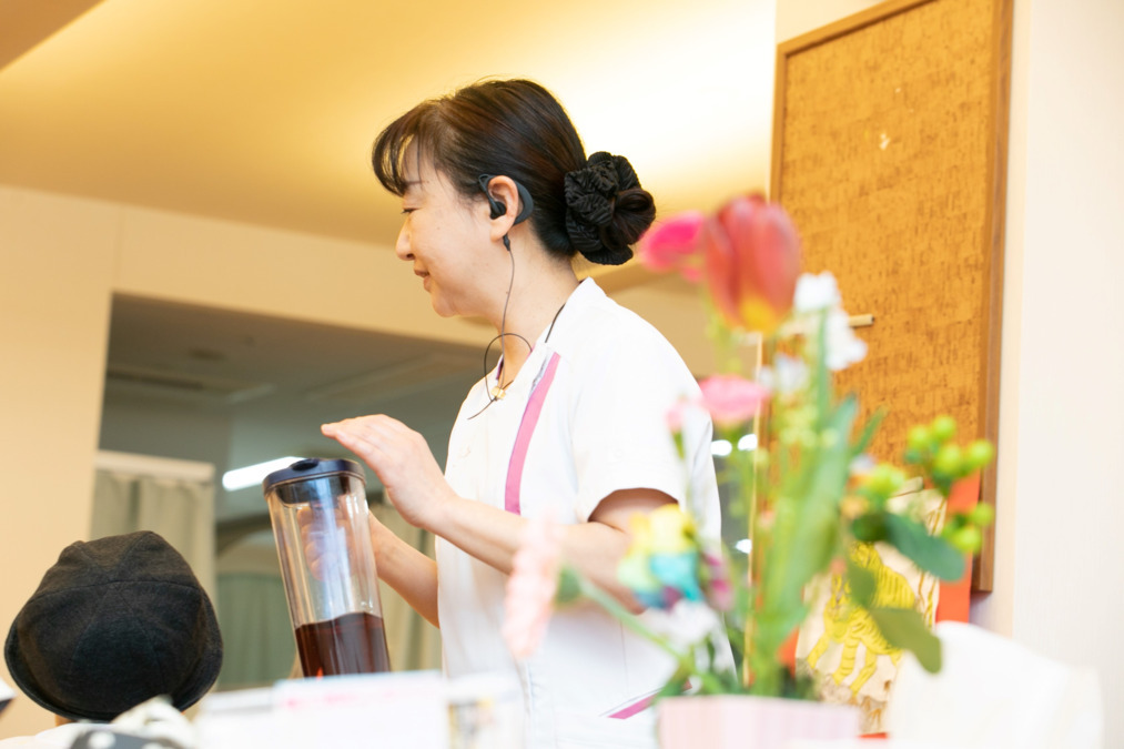 介護老人保健施設ソルヴィラージュ（清掃/環境整備の求人）の写真6枚目：お茶を配る職員