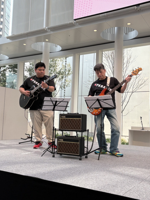 GRASP(グラスプ) aoba横浜北部（介護職/ヘルパーの求人）の写真12枚目：横浜市役所で披露した、バンドでの音楽活動の様子