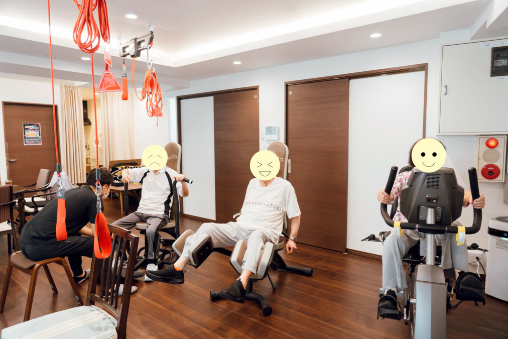 デイサービスeほっと（理学療法士の求人）の写真6枚目：マシンやレッドコードにも積極的に挑戦していただけています。