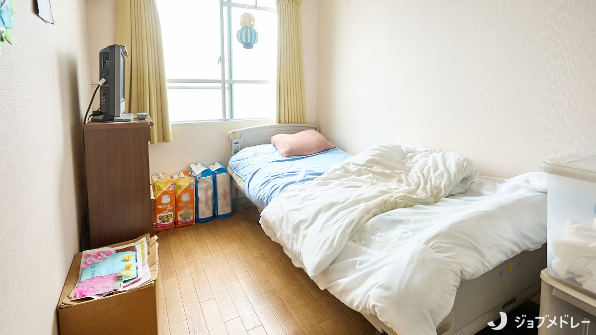住宅型有料老人ホームお年寄りお世話の家（管理職（介護）の求人）の写真11枚目：自宅のように快適に過ごせる居室です