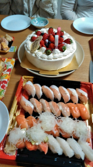 聖家族寮　ミカエラホーム（児童指導員/指導員の求人）の写真4枚目：ケーキとお料理は本人のリクエストにお答えして誕生会を行いました