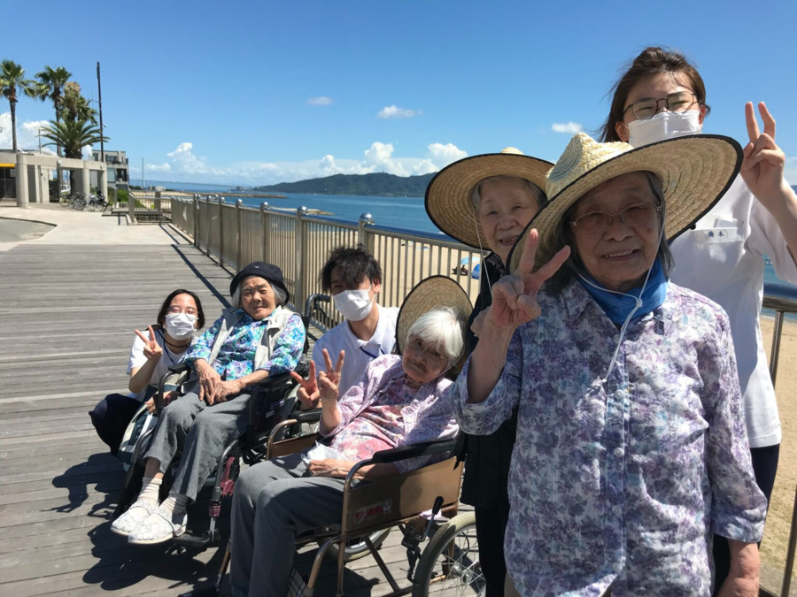 グループホーム清華苑ポートピアの写真4枚目：天気が良い日は海へドライブへ🚙