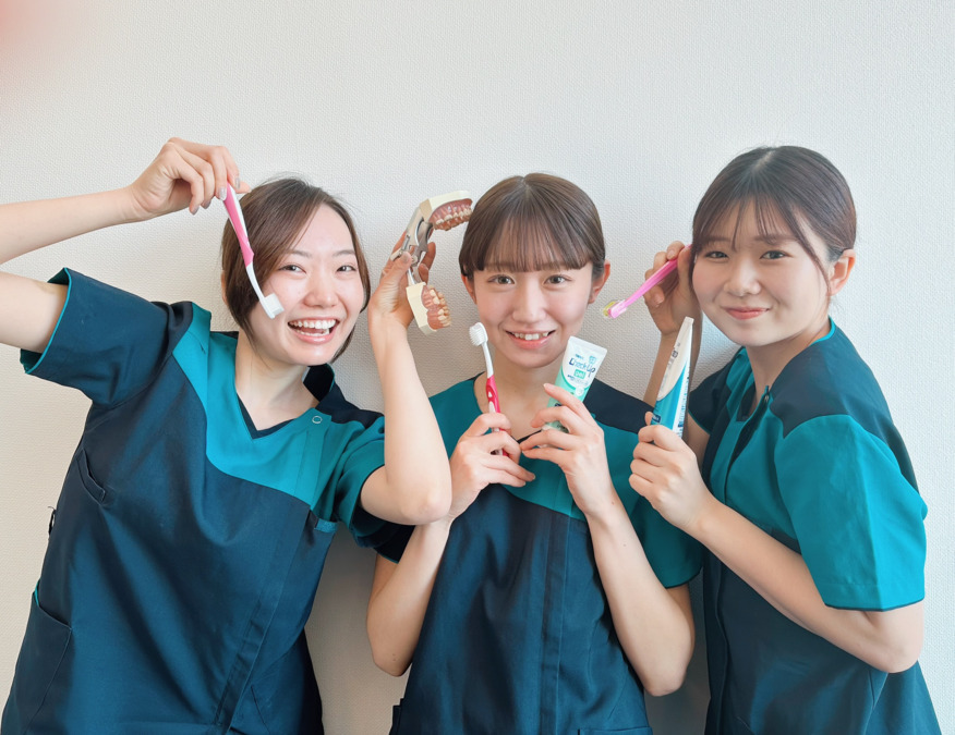 医療法人徳和会　平和歯科クリニック（歯科衛生士の求人）の写真3枚目：2025年4月に新卒入社した3名の歯科衛生士です♪