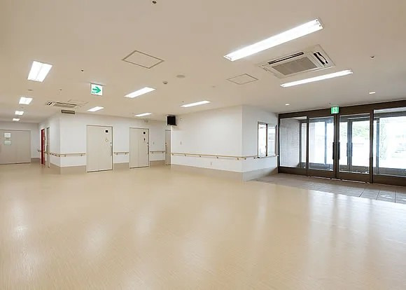 特別養護老人ホームはなみずきの杜（介護職/ヘルパーの求人）の写真2枚目：【玄関】解放感のあるホールに、落ち着いた音楽♪が流れます。