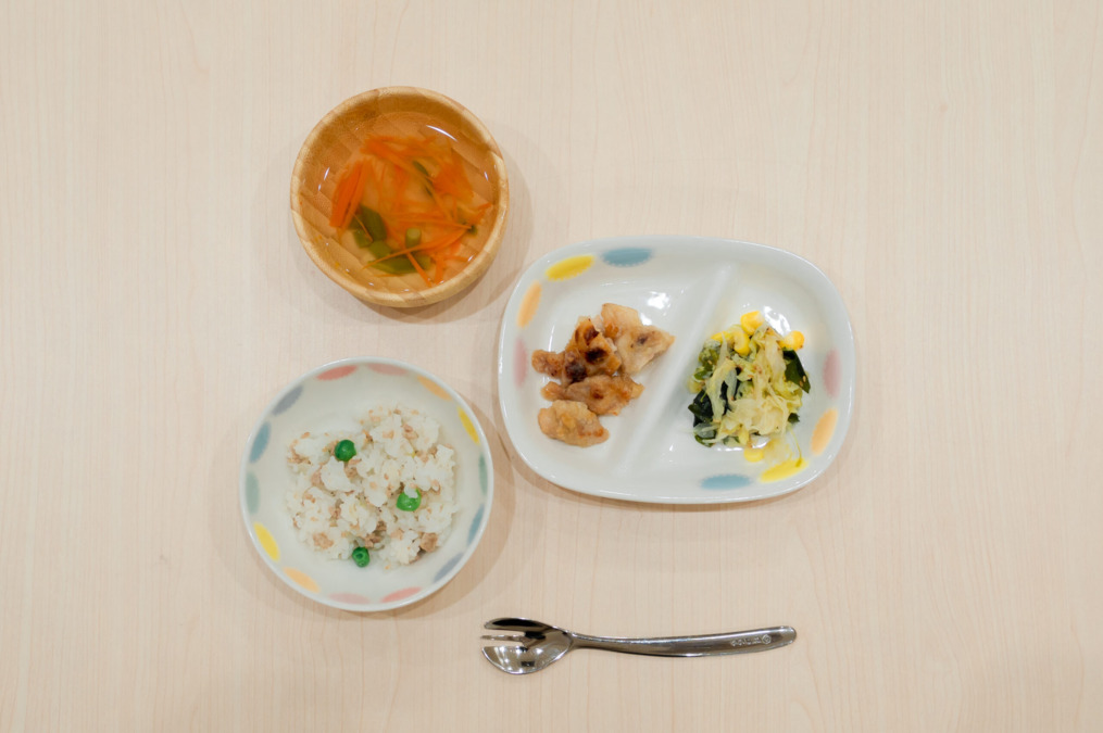 まま保育園　駒川（一般事務/管理部門の求人）の写真4枚目：お昼は美味しい給食が食べられます。(1日300円)お昼持参や外で済ませてもOK！