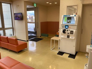 ひの皮ふ科クリニック（医療事務/受付の求人）の写真2枚目：待合室　自動精算機を設置しています。