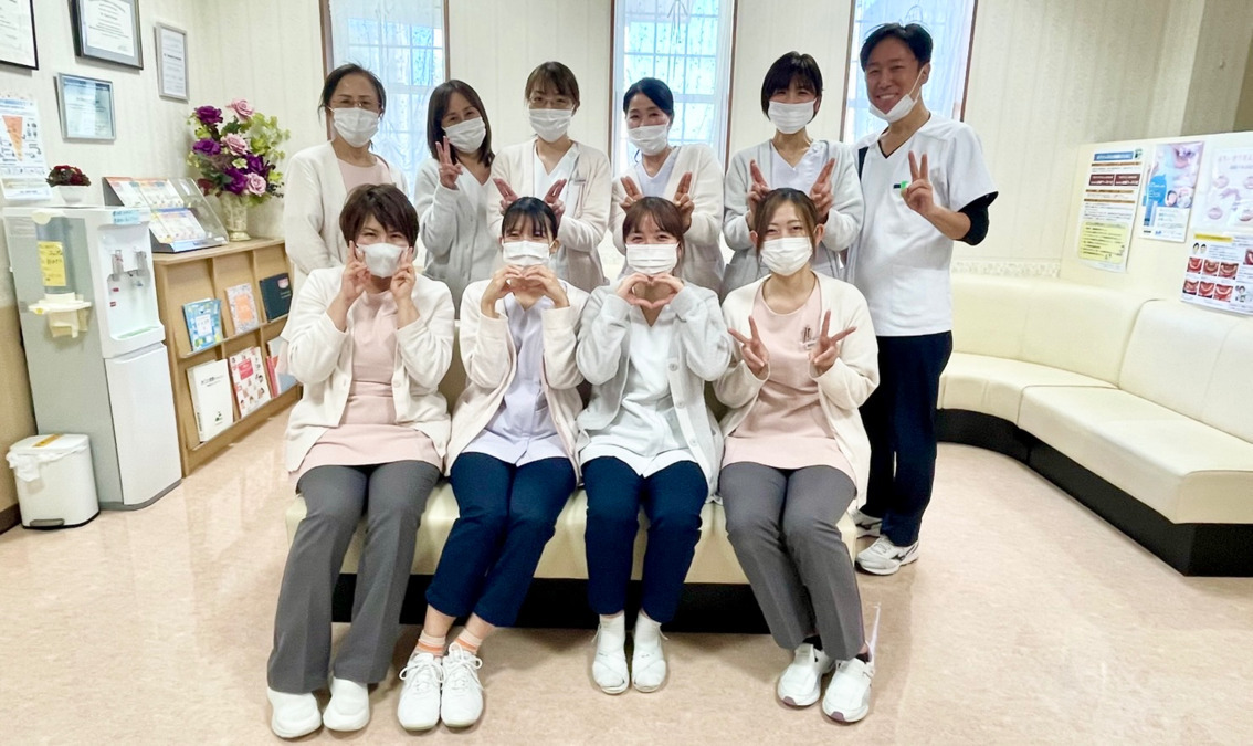 くにさき歯科（歯科衛生士の求人）の写真2枚目：30代が1人いませんが20代〜60代まで幅広い年齢層で楽しく真剣に働いています。