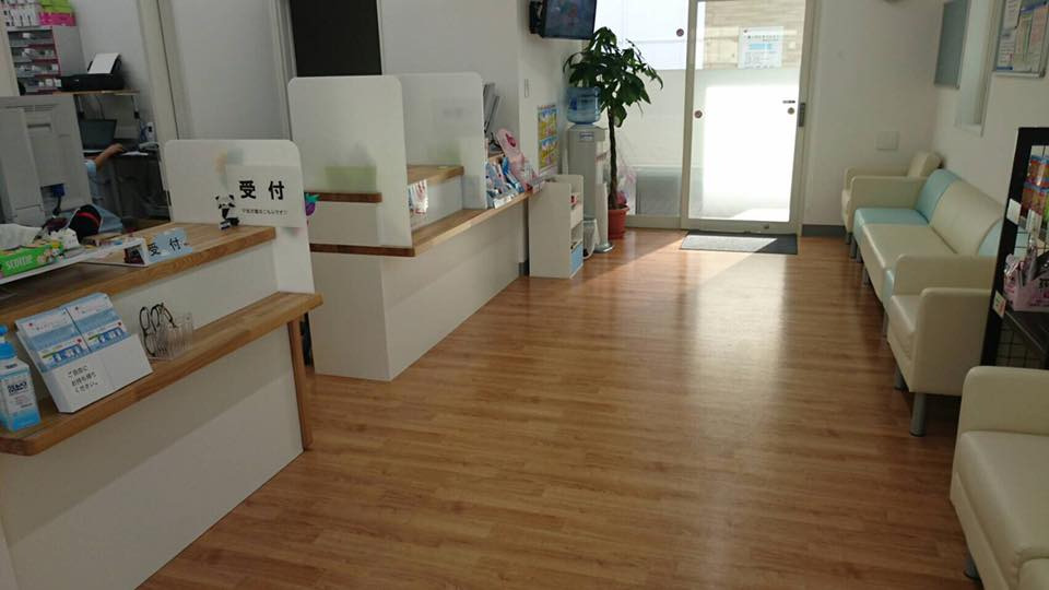 プライム薬局　足立東和店（薬剤師の求人）の写真2枚目：ベビーカーをお持ちの方でもゆったりとお待ち頂ける待合室です。