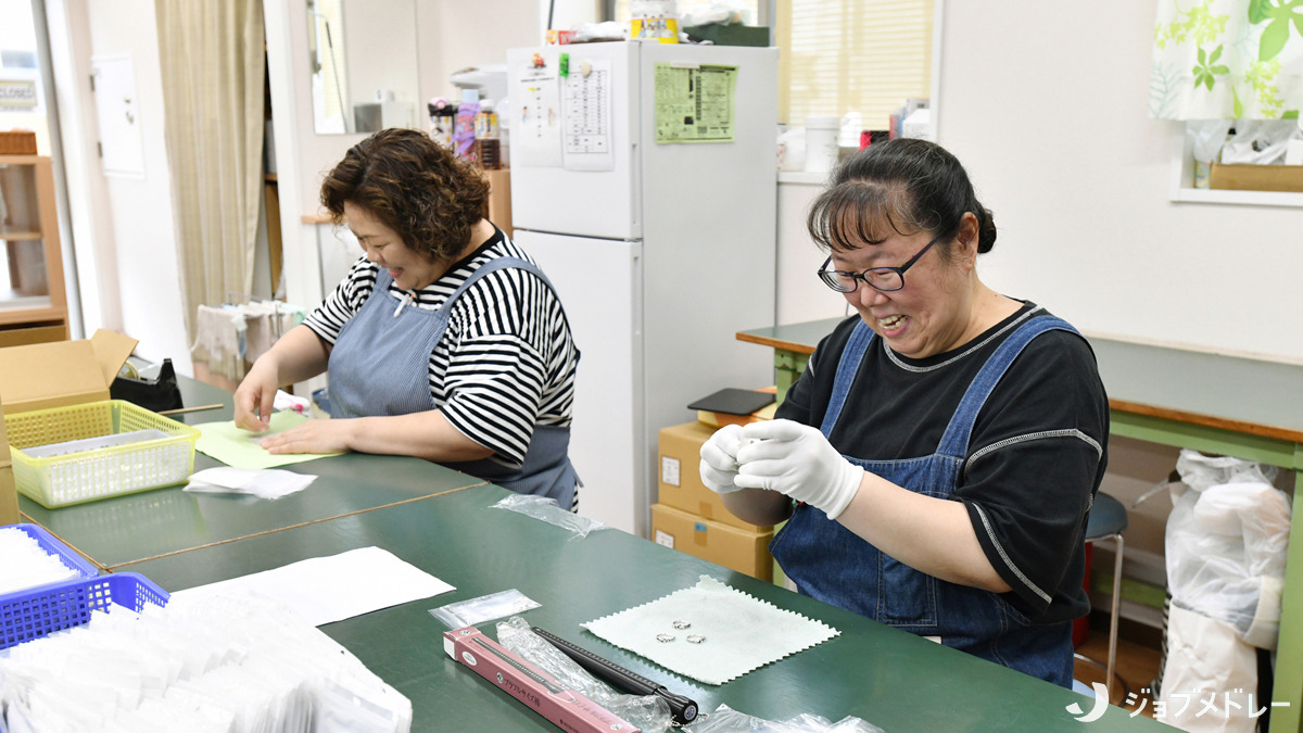 たいとう第三福祉作業所（生活支援員の求人）の写真6枚目：なごやかな雰囲気の中で作業に取り組んでいます＊