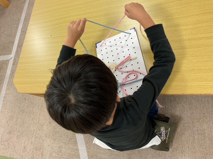 通所支援ベルテール印西牧の原園（介護タクシー/ドライバーの求人）の写真7枚目：ちょうちょ結びの練習