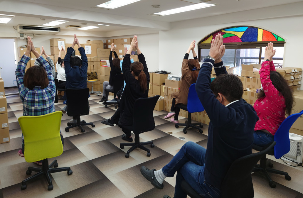 プレイズ(生活支援員の求人)の写真3枚目:ヨガの様子