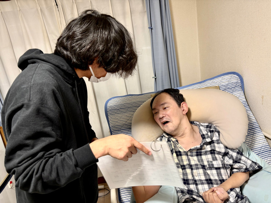 アシスト名古屋（生活支援員の求人）の写真4枚目：文字盤を使って会話しています！
すぐに慣れますよ◎