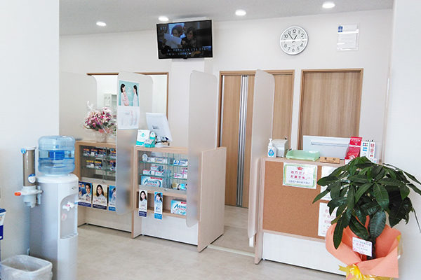 あけぼの薬局　幕張店（薬剤師の求人）の写真2枚目：あけぼの薬局　幕張店の内観