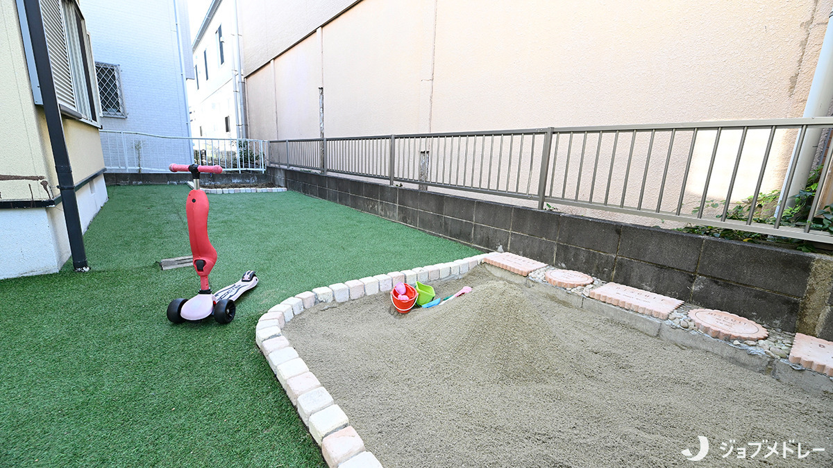 株式会社Lino'a 【子ども発達支援 えだまめ】【2025年02月オープン】(保育士の求人)の写真14枚目:屋外で遊べるスペースを設置しています