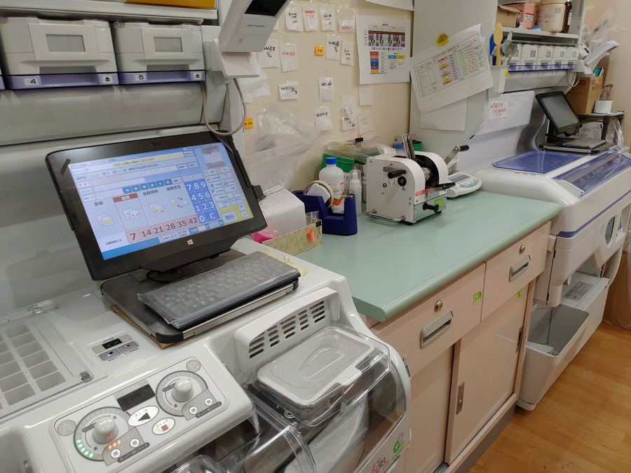 おおたけ駅前薬局（薬剤師の求人）の写真4枚目：カセット付き分包機も2台設置し業務効率を良くしています。