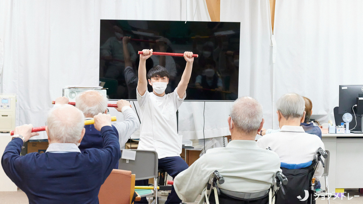 介護老人保健施設聖和苑(介護職/ヘルパーの求人)の写真13枚目:座ったままできる体操を行っています◎