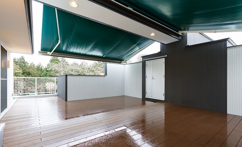 フレンド認定こども園（保育士の求人）の写真7枚目：雨の日でも安心な屋上スペースです