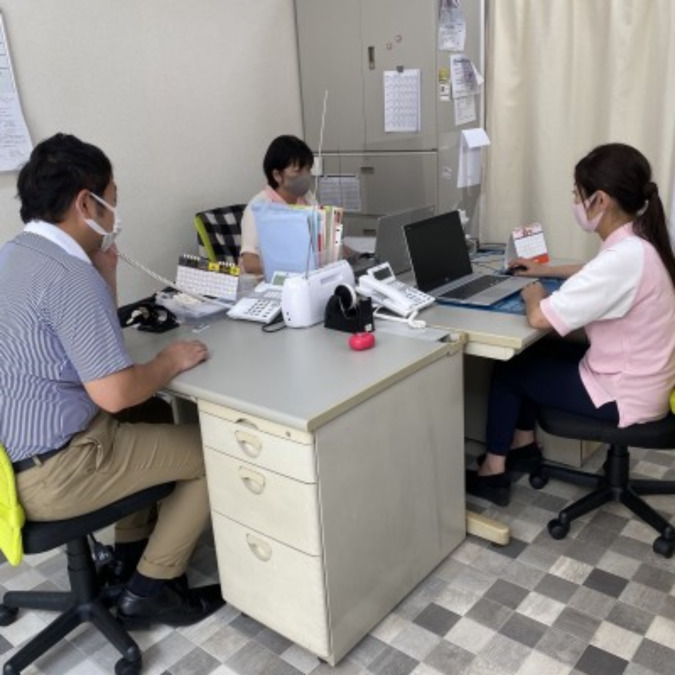 梅元ケアセンター東十条の写真2枚目:シンプルでスッキリとした事務所内