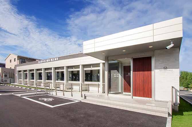 名古屋みなと歯科・矯正歯科（歯科衛生士の求人）の写真9枚目：外観になります。患者様用とスタッフ用の駐車場を完備しております。