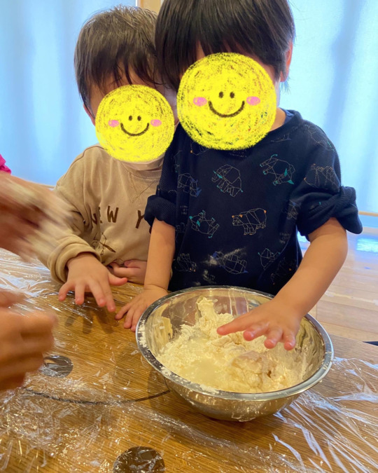 児童発達支援事業所　chouchou小泉の写真19枚目：小麦粉粘土をしました！サラサラの粉に水を入れて、感触が変わるのを楽しんでいます