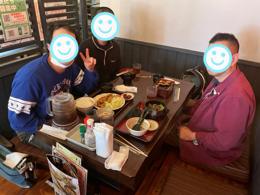 障がい者グループホーム　オハナ松戸（生活支援員の求人）の写真2枚目：みんなで外食