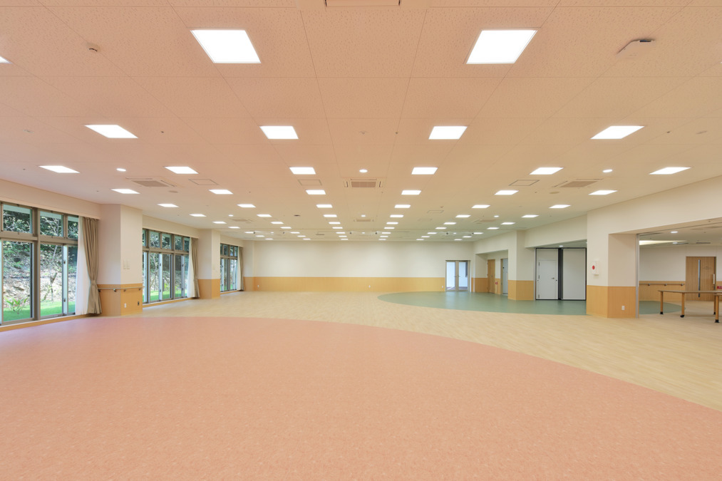 介護老人保健施設サクラビア(介護職/ヘルパーの求人)の写真7枚目:機能訓練室(ホール)