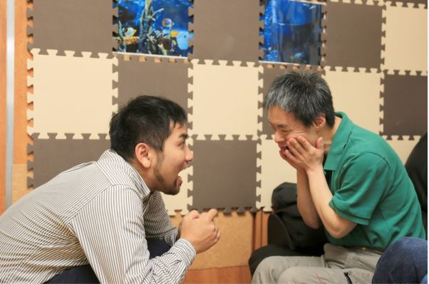 障害者支援施設 航（生活支援員の求人）の写真3枚目：利用者さんと職員の一コマ