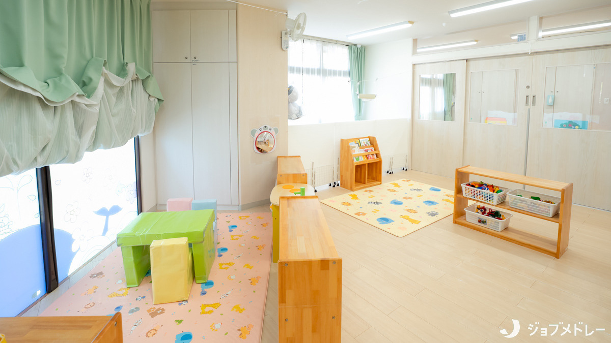 名和駅前サンフレンズ保育園の写真4枚目：保育室は規程の約1.5倍の広さを確保しています