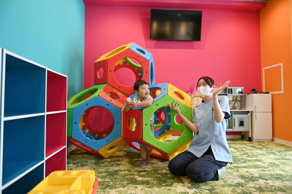 三鷹リーフ歯科クリニック（歯科助手の求人）の写真8枚目：キッズルーム；お子さまと一緒にあそんでもらうこともあります