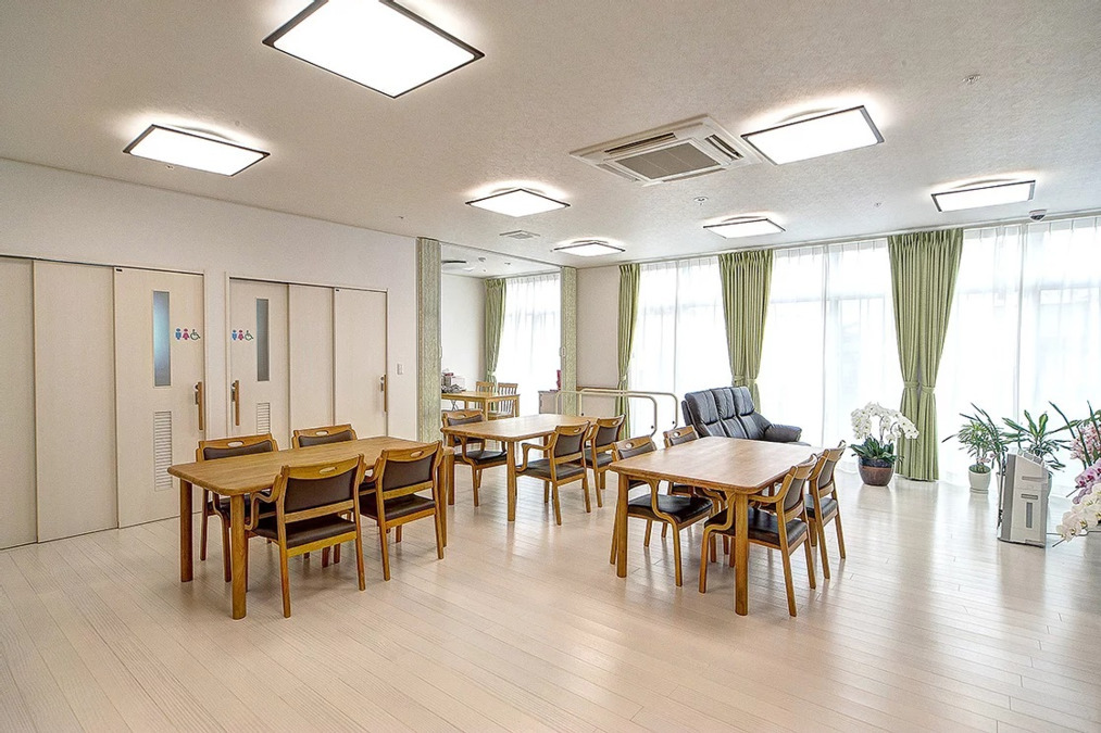 住宅型有料老人ホームななみ（介護職/ヘルパーの求人）の写真3枚目：談話室は広く明るいつくりになっています