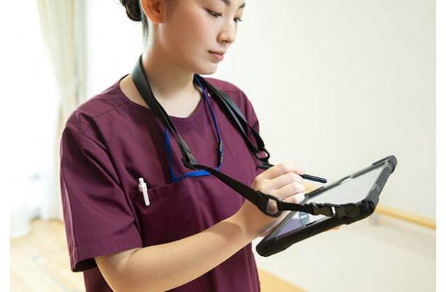 アップルハート訪問看護ステーション大野城の写真3枚目:タブレットを使用することで業務の効率化をはかっています♪