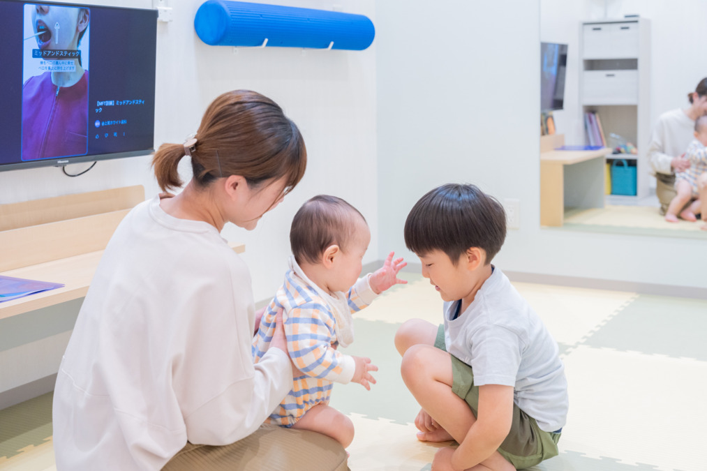 上尾ホワイト歯科（歯科助手の求人）の写真11枚目：アクティビティルームでの保育